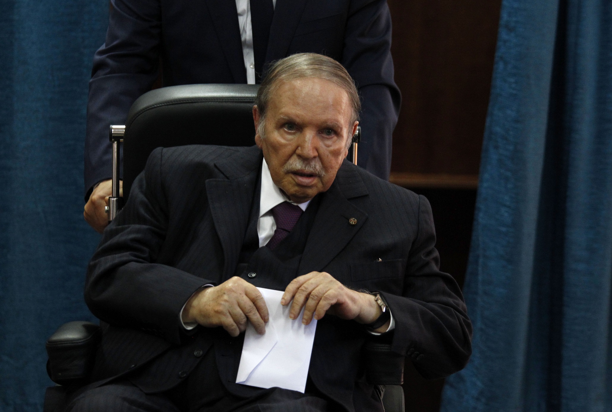 Le président Abdelaziz Bouteflika au bureau de vote ce jeudi 4 mai. New Press